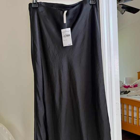 Beatifull skirt new with tag very soft material - Picture 8 of 11